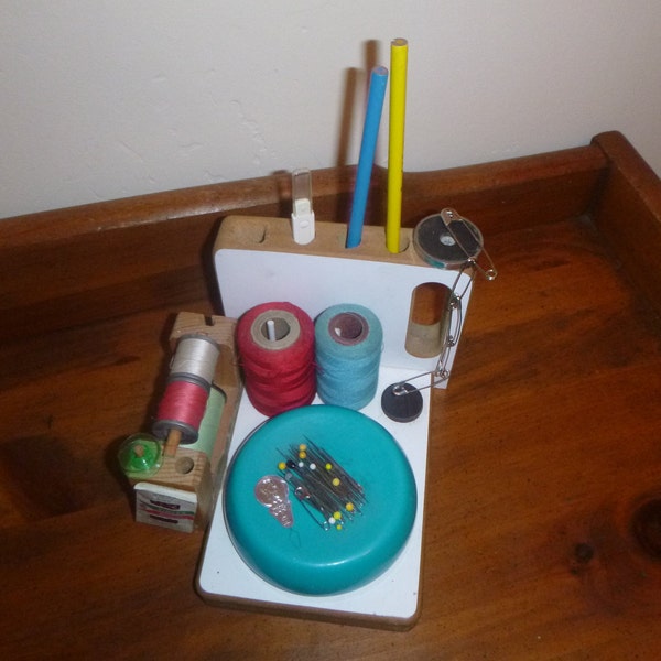 NOTION NOOK, all incl, Sewing Caddy, magnetic holder, bobbie, thread, pins, needle, pencil, plastic pin cushion, threader, holder, handle