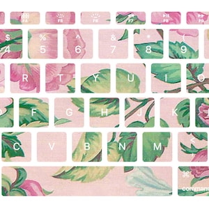Puede incluir: Una piel de teclado floral rosa y verde con un patrón floral vintage. La piel está diseñada para adaptarse a un teclado Apple estándar. Las teclas están etiquetadas con el alfabeto estándar, los números y los símbolos.
