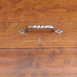 LCI 2031L  7.5&quot;wide x 6.25&quot;cc Lacquer Cast Iron Twist Pull