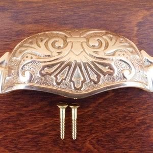 BB142PB. 3.75&quot;CC Polish Brass Decorative Cup Pull