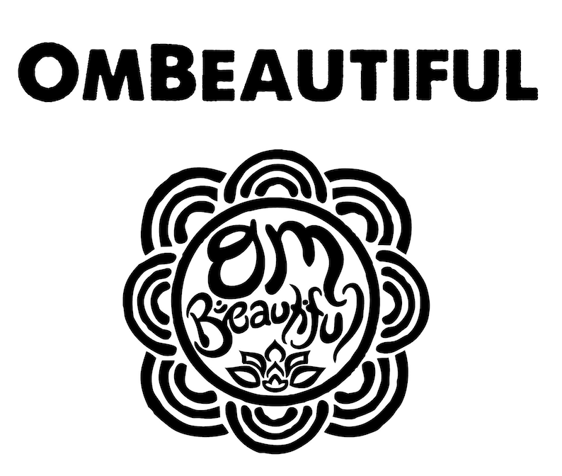 Op de afbeelding: Zwart-witte illustratie van een gestileerd Om-symbool met het woord "Beautiful" eromheen. Het symbool wordt omringd door een cirkelvormig ontwerp met meerdere concentrische cirkels.