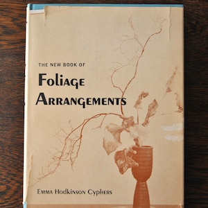 Puede incluir: Un juego de tres tazas de cerámica con un acabado mate moteado. Las tazas son en tonos crema, gris claro y gris oscuro. Cada taza tiene un diseño simple y minimalista, ideal para café o té.