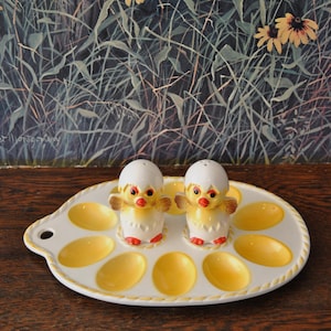 Vintage deviled-eierbord met kuikens
