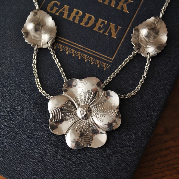 collier vintage fleur de cornouiller