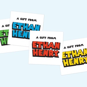 Puede incluir: Tres etiquetas de regalo con el texto "Un regalo de Ethan Henry" en diferentes colores. La primera etiqueta tiene texto azul y rojo, la segunda etiqueta tiene texto rojo y amarillo, y la tercera etiqueta tiene texto amarillo y verde.