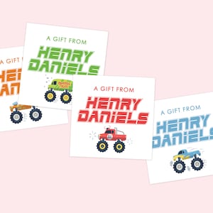 Puede incluir: Tres etiquetas de regalo con tem&aacute;tica de monster truck. Cada etiqueta tiene un monster truck de diferente color y el texto "A Gift From Henry Daniels".
