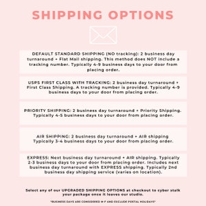 Puede incluir: Un gr&aacute;fico rosa y blanco con el texto "SHIPPING OPTIONS" en negrita, letras negras. El gr&aacute;fico enumera diferentes opciones de env&iacute;o con sus tiempos de entrega estimados. Las opciones incluyen: Env&iacute;o est&aacute;ndar predeterminado, USPS First Class con seguimiento, Env&iacute;o prioritario, Env&iacute;o a&eacute;reo y Expreso.
