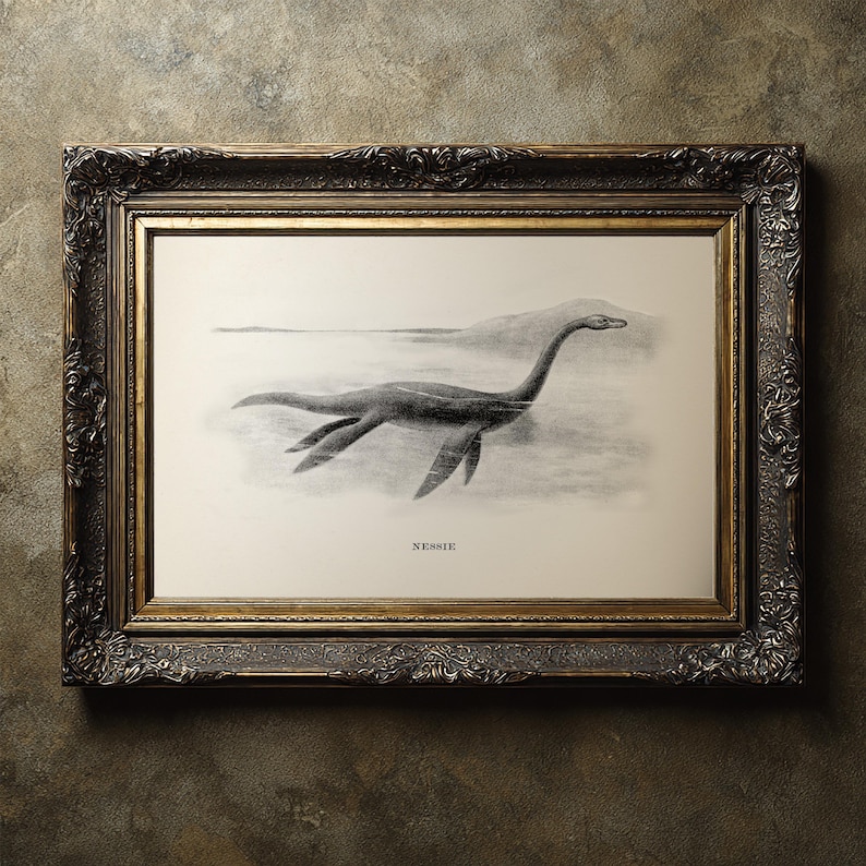Pode incluir: Ilustra&ccedil;&atilde;o a preto e branco emoldurada do Monstro do Lago Ness, ou Nessie, num lago. A obra de arte est&aacute; numa moldura escura e ornamentada com detalhes dourados. A palavra "NESSIE" est&aacute; impressa na parte inferior.