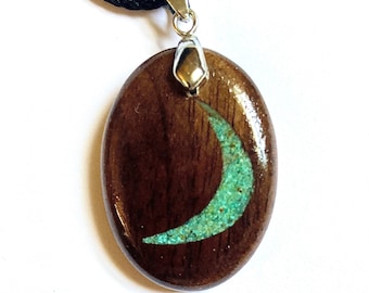 Colar personalizado em madeira com lua crescente e detalhe em turquesa, gravação gratuita, joia lunar feita à mão.