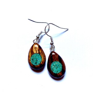 Orecchini pendenti con intarsi in turchese, orecchini in legno, legno zebrano, gioielli in legno, orecchini fatti a mano, regalo per lei, regalo fatto a mano.