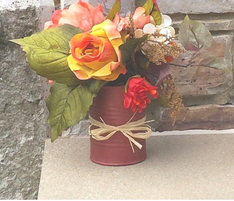 錆色: 9 インチのさまざまな花と赤い錆色の缶の花瓶。(シルクフラワー