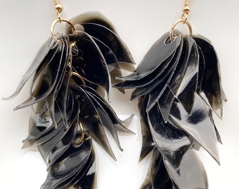 Boucles d'oreilles pendantes noires, cadeau de fête des mères, boucles d'oreilles en plastique recyclées faites main