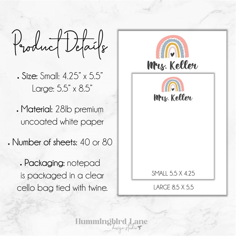 K&ouml;nnte beinhalten: Ein Notizblock mit einem Regenbogen-Design und dem Text "Mrs. Keller" in Schwarz. Der Notizblock ist in zwei Gr&ouml;&szlig;en erh&auml;ltlich: klein (4,25 Zoll x 5,5 Zoll) und gro&szlig; (5,5 Zoll x 8,5 Zoll). Der Notizblock besteht aus 28 lb hochwertigem, unbeschichtetem wei&szlig;em Papier und wird mit 40 oder 80 Bl&auml;ttern geliefert.