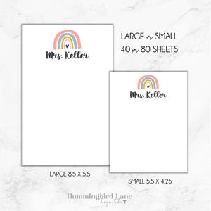 K&ouml;nnte beinhalten: Zwei Notizblock-Designs mit einem Regenbogen- und Herz-Motiv. Der gr&ouml;&szlig;ere Notizblock ist 8,5 Zoll mal 5,5 Zoll gro&szlig;, w&auml;hrend der kleinere Notizblock 5,5 Zoll mal 4,25 Zoll gro&szlig; ist. Beide Notizbl&ouml;cke zeigen den Text "Mrs. Keller". Die Notizbl&ouml;cke sind in zwei Gr&ouml;&szlig;en erh&auml;ltlich: gro&szlig; (40 Blatt) und klein (80 Blatt).