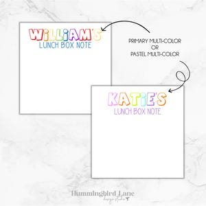 Puede incluir: Dos tarjetas de notas para la caja de almuerzo blancas con texto de colores. La tarjeta superior dice "WILLIAM'S LUNCH BOX NOTE" y la tarjeta inferior dice "KATIE'S LUNCH BOX NOTE". El texto est&aacute; en un esquema de colores arco&iacute;ris.
