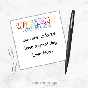 Puede incluir: Una nota de lonchera blanca con el texto "WILLIAM'S LUNCH BOX NOTE" en letras de arco&iacute;ris. La nota dice "You are so loved! Have a great day. Love, Mom".