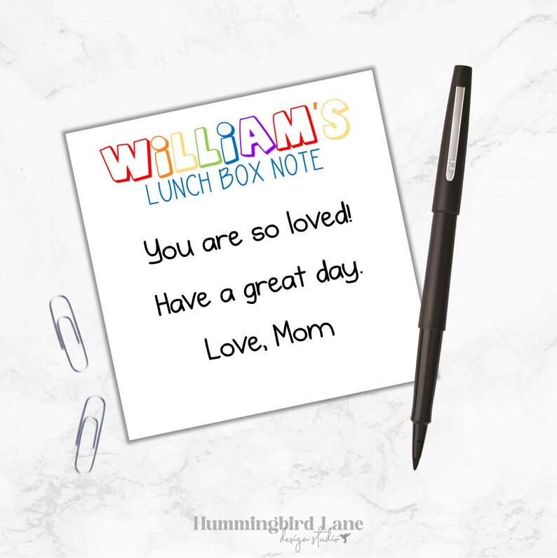 Puede incluir: Una nota de lonchera blanca con el texto "WILLIAM'S LUNCH BOX NOTE" en letras de arco&iacute;ris. La nota dice "You are so loved! Have a great day. Love, Mom".