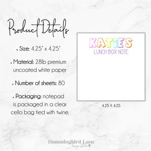 Puede incluir: Un bloc de notas blanco con el texto "KATIE'S LUNCH BOX NOTE" en letras de arco&iacute;ris. El bloc de notas mide 4,25 pulgadas por 4,25 pulgadas y tiene 80 hojas de papel blanco sin recubrimiento de 28 lb. El bloc de notas est&aacute; empaquetado en una bolsa de celof&aacute;n transparente atada con un cordel.