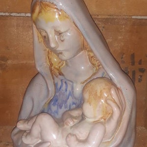 Madonna avec buste enfants en céramique