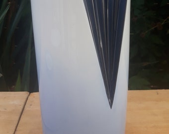 Könnte beinhalten: Eine weiße Keramikvase mit einem blauen Ombre-Effekt und einem schwarzen geometrischen Design.