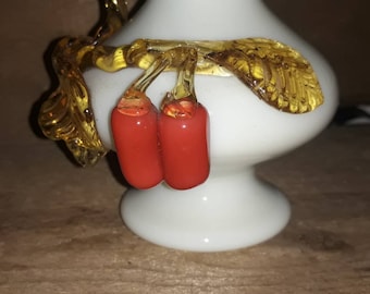 Petit vase délicat en verre opale avec appliques