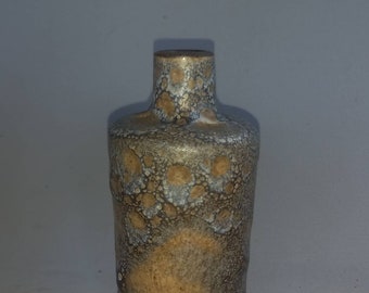 Könnte beinhalten: Eine kleine, keramische Vase mit einem gesprenkelten braunen, weißen und grauen Überzug. Die Vase hat einen runden Körper und einen schmalen Hals.