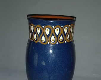 Könnte beinhalten: Eine blaue Keramikvase mit einem braunen und weißen geometrischen Muster um den oberen Rand.