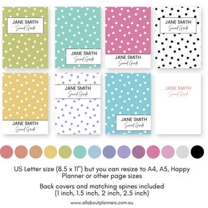 Puede incluir: Una colección de cubiertas de carpetas o planificadores con diseños de lunares en varios colores. Cada cubierta presenta el nombre "Jane Smith" y "Second Grade". Las cubiertas miden 21,6 x 27,9 cm y son totalmente editables.