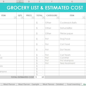Op de afbeelding: Een digitaal spreadsheet getiteld GROCERY LIST & ESTIMATED COST met kolommen voor categorie, item, aantal, prijs en totaal. De tabel bevat rijen voor specerijen, kruiden, babyartikelen en huisdierbenodigdheden met een totaalbedrag van 65.