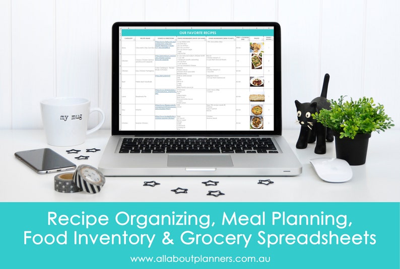 Op de afbeelding: Een zilveren laptop toont een digitaal spreadsheet met de titel Our Favorite Recipes met kolommen voor categorie, receptnaam, ingredi&euml;nten en foto's. Het scherm toont ook tekst voor receptorganisatie, maaltijdplanning, voorraad en boodschappenlijsten.