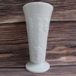 Vintage Milk Glass Vase - Vintage Indiana Colony Grape Pattered Vase - Vintage Milk Glass Grape Pattern - Vintage White Vase - Wedding Décor