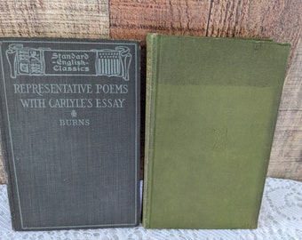 Pode incluir: Dois livros antigos de capa dura com capas verde e cinza escuro. O livro à esquerda tem o título "Representative Poems with Carlyle's Essay" e o autor "Burns". O livro à direita tem uma capa verde lisa.