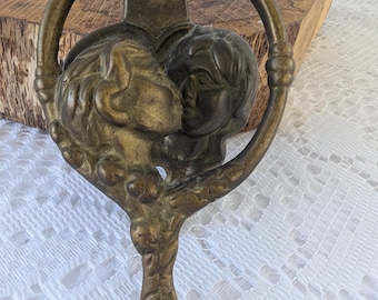 Dörrknackare i vintagemässing • Kyssande pojke- och flickadesign • Tung massiv mässing • Romantisk heminredning