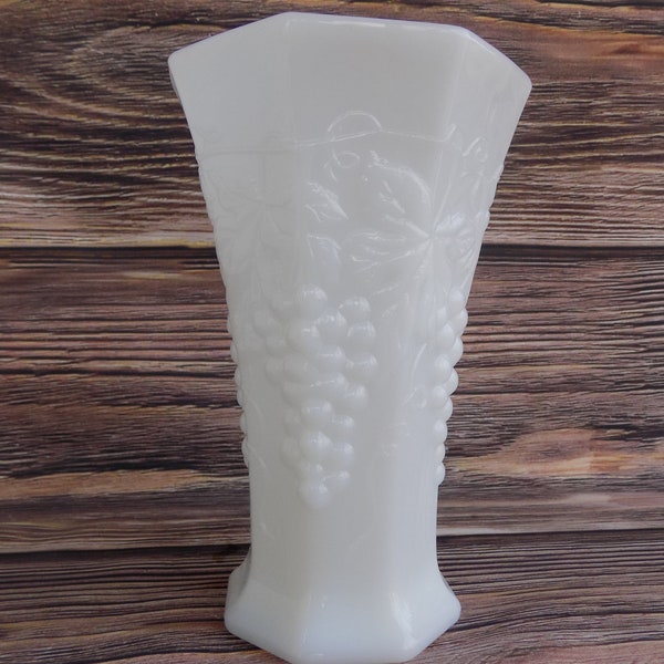 Vintage Weiße Milchglas Vase mit Traubenmuster - Anker Hocking Paneled Geprägtes Traubenmuster - 8-seitige Vase - Ausgestellte Vase - Vintage