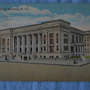 Cartão postal antigo da Wheeling High School, Wheeling WV, selo verde de um centavo de Washington