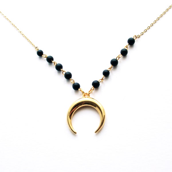 Collier MOON perles d'onyx et pendentif croissant de Lune chaine fine, plaqué or