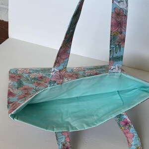 Peut inclure: Ensemble de trois tasses en c&eacute;ramique avec une finition mate et mouchet&eacute;e. Les tasses sont de couleur cr&egrave;me, gris clair et gris fonc&eacute;. Chaque tasse a un design simple et minimaliste.