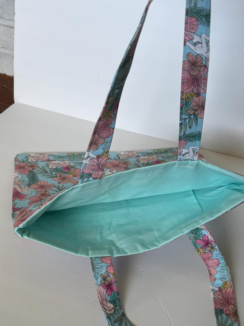 Peut inclure: Ensemble de trois tasses en c&eacute;ramique avec une finition mate et mouchet&eacute;e. Les tasses sont de couleur cr&egrave;me, gris clair et gris fonc&eacute;. Chaque tasse a un design simple et minimaliste.