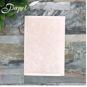 Invitación de Boda DIY con Bolsillo, Bolsillo Troquelado, Diseño de Rosas en Blush, Brillo, Encaje, DIY, Invitación Elegante Personalizada