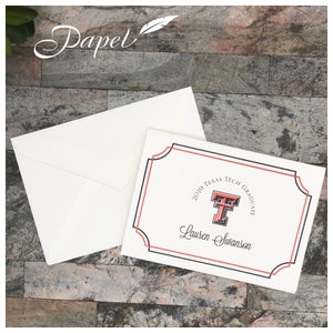 May include: A graduation announcement with a Texas Tech logo and the text "2019 Texas Tech Graduate" and a name. The announcement is cream-colored with a red and black border. An envelope is next to the announcement. The word "Papel" is in the upper left corner.