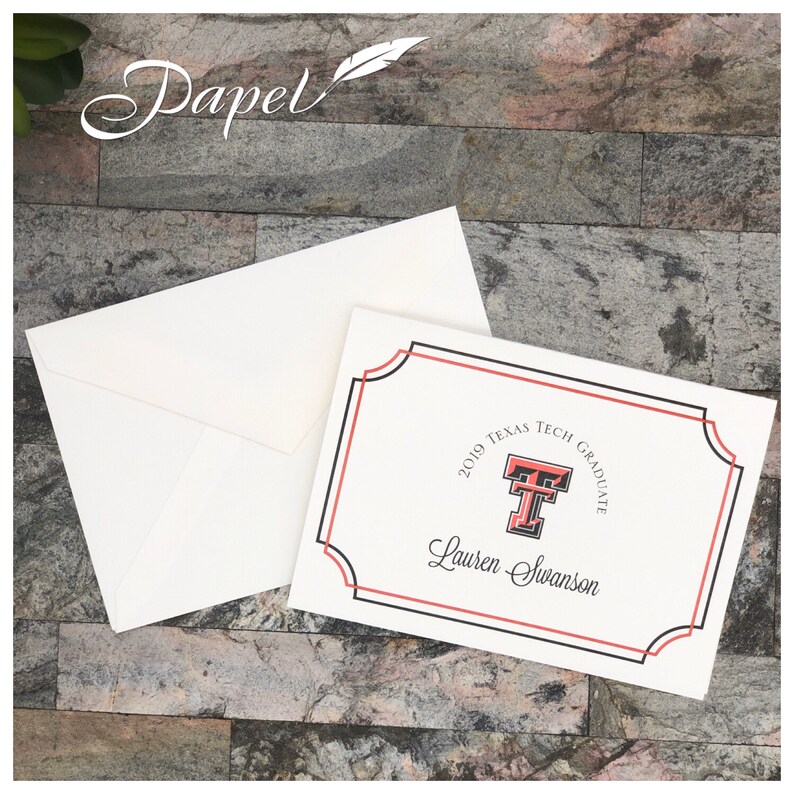 May include: A graduation announcement with a Texas Tech logo and the text "2019 Texas Tech Graduate" and a name. The announcement is cream-colored with a red and black border. An envelope is next to the announcement. The word "Papel" is in the upper left corner.