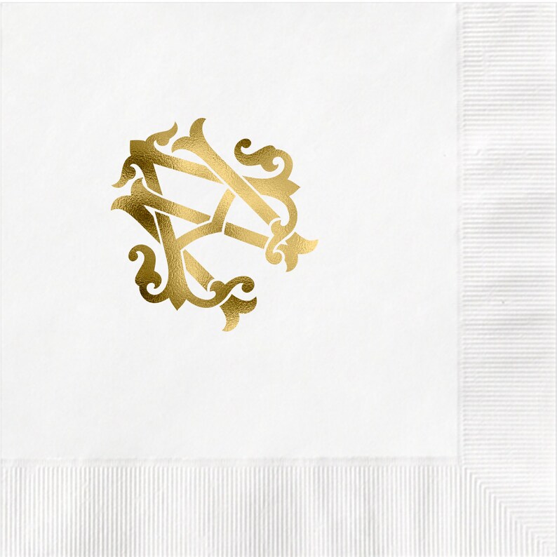 Pu&ograve; includere: Tovagliolo di carta bianco con un monogramma dorato delle lettere "A" e "R" intrecciate in un design decorativo.