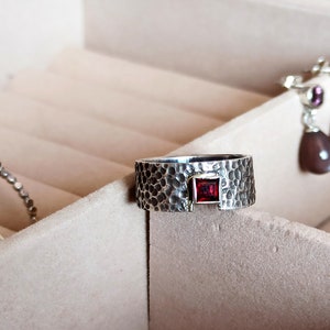 Magna reverse zilveren ring met granaat met gouden rand