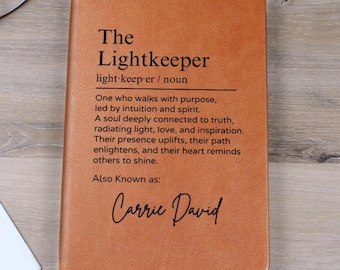 Personalisierte Lightkeeper Journal mit individuellem Namen, A5 Vegan Leder Notizbuch, Achtsamkeit Yoga Geschenk, spirituelle Wellness Inspiration