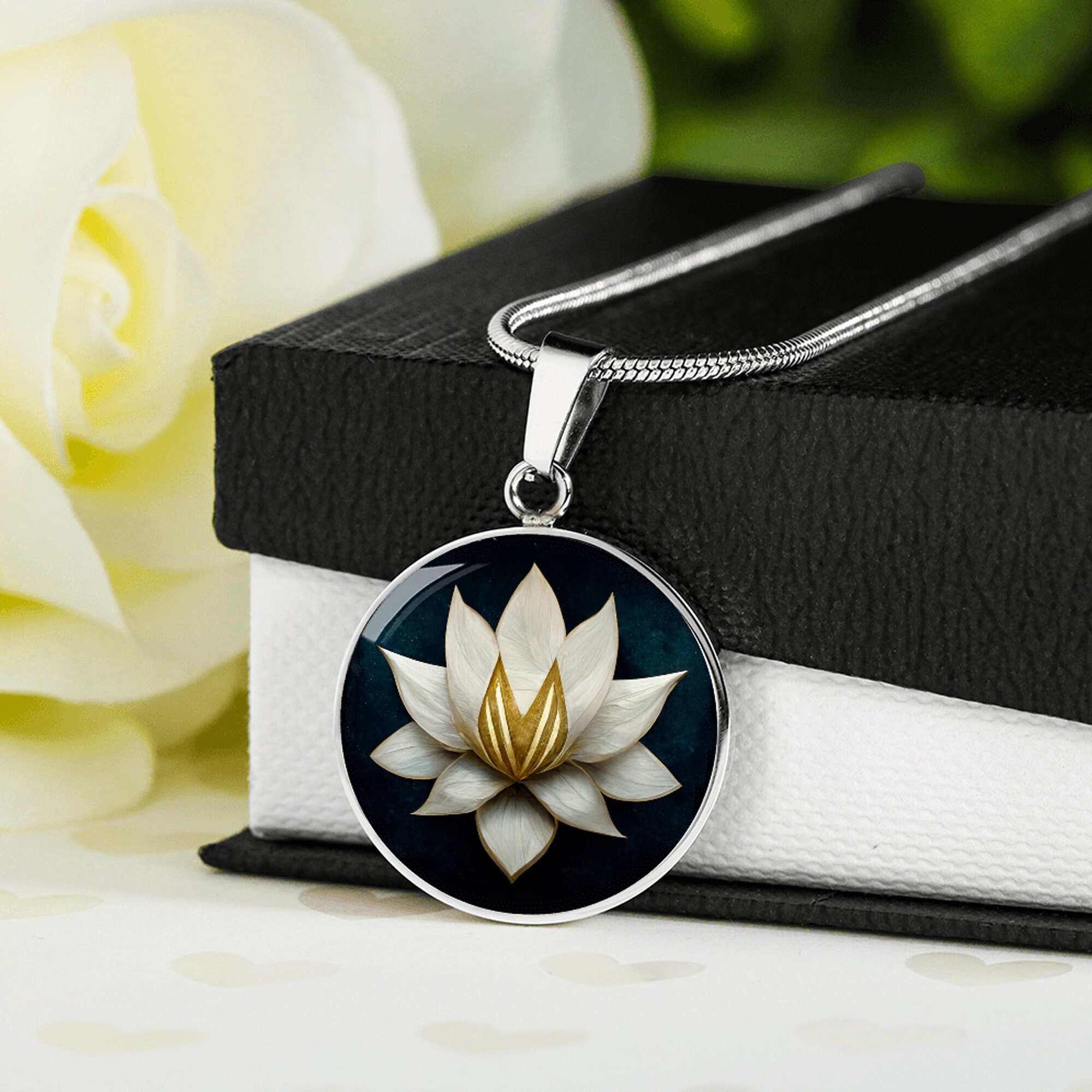 STRONG LOTUS SILVER NECKLACE GOLD OURS