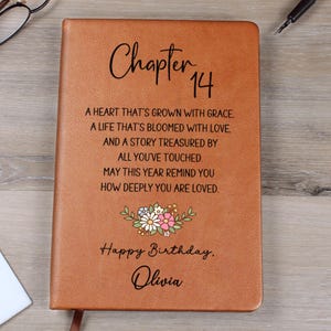 Può includere: Un diario in pelle marrone con il testo "Chapter 14" e un motivo floreale. Il diario include il testo "Happy Birthday, Olivia" e un messaggio sincero. Un regalo perfetto per un compleanno.