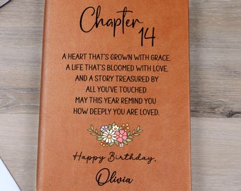 Puede incluir: Un diario de cuero marrón con el texto "Chapter 14" y un diseño floral. El diario incluye el texto "Happy Birthday, Olivia" y un mensaje sincero. Un regalo perfecto para un cumpleaños.