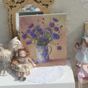 Shabby vaas voor poppenhuis met bloemen. 1:12 poppenhuisminiatuurpanelen. Mini bloemenfoto voor poppenhuis. Poppenhuis met Frans decor.