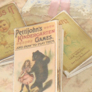 Maison de poupées, livre pour enfants nº 6. Des livres ouverts et lisibles au 1/12e pour maisons de poupées.