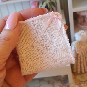 NEW** Dollhouse soft pale baby blanket. 1:12 Miniature baby complements dollhouse children nursery room decoration. Baby bedlinnen pink.